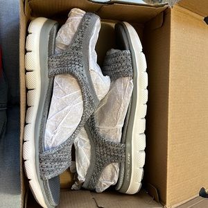 NIB Skechers Flex Appeal Deja Vu Gray Sandals size 10